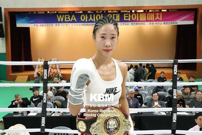박혜수가 세계복싱협회 여자 라이트플라이급 아시아 챔피언 등극 기념 촬영을 하고 있다. 사진=사단법인 한국복싱커미션 제공