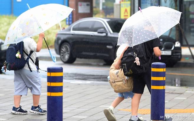 (전주=뉴스1) 유경석 기자 = 13일 전북 완주군 한 초등학교 앞에서 우산을 쓴 어린이들이 발걸음을 재촉하고 있다. 2025.6.13/뉴스1  Copyright (C) 뉴스1. All rights reserved. 무단 전재 및 재배포,  AI학습 이용 금지. /사진=(전주=뉴스1) 유경석 기자