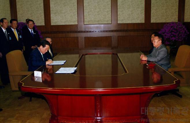 2000년 6월14일 김대중 당시 대통령과 김정일 당시 북한 국방위원장이 북한 평양 백화원 영빈관에서 '6·15남북공동선언'에 서명하는 모습./사진=행정안전부 대통령기록관