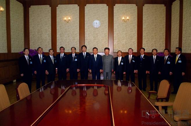 2000년 6월14일 김대중 당시 대통령과 김정일 당시 북한 국방위원장이 북한 평양 백화원 영빈관에서 '6·15남북공동선언'에 합의한 뒤 양측 수행원과 기념촬영에 임한 모습./사진=행정안전부 대통령기록관