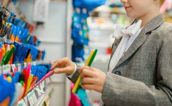 매장에서 문구용품을 구경하던 8세 여아 몸에 자신의 신체 중요부위를 대고 음란행위를 하는 등 성범죄를 저지른 20대 남성이 징역형의 집행유예를 선고 받았다. 사진은 기사 내용과 직접적인 관련이 없음. /사진=클립아트코리아