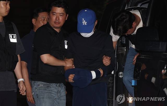 대구에서 스토킹을 해오던 여성을 살해하고 달아났다 경찰에 검거된 40대 남성이 14일 모자와 마스크를 쓴 채 성서경찰서로 들어서고 있다. 연합뉴스