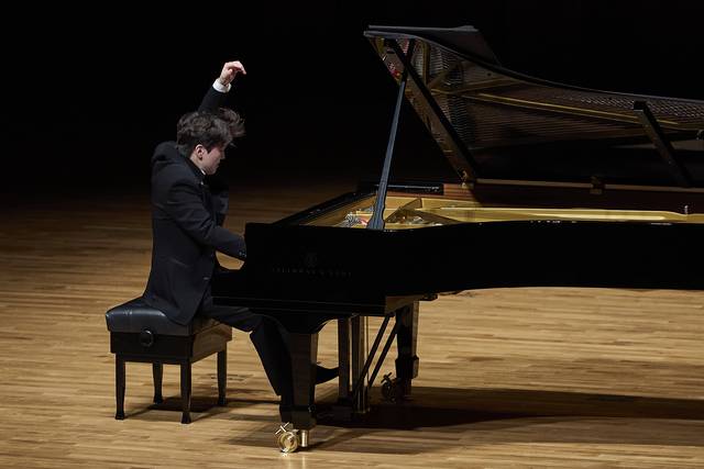 지난 14일 오후 서울 서초구 예술의전당에서 열린 조성진 피아노 리사이틀에서 조성진은 혼신의 힘을 다해 총 13곡을 연주했다. 크레디아 제공