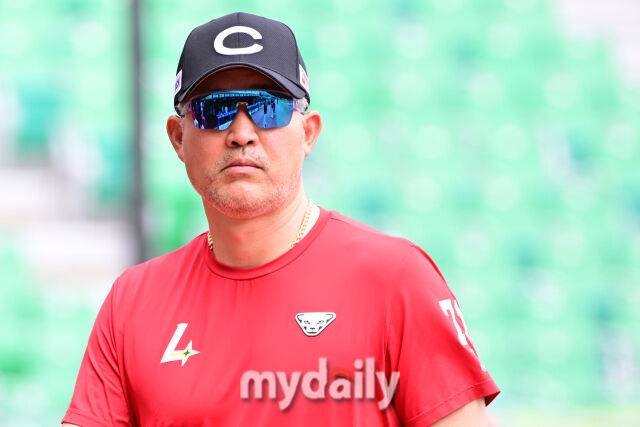 15일 오후 인천SSG랜더스필드에서 진행된 '2025 프로야구 KBO리그' 롯데-SSG의 경기. 경기 전 SSG 이숭용 감독이 선수들의 훈련을 지켜보고 있다./인천 = 곽경훈 기자