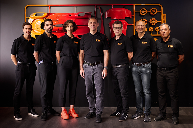 시릴 아비테불(사진 가운데) 제네시스 마그마 레이싱 총감독과 아누크 아바디(왼쪽 세번째부터) 매니저, 저스틴 테일러 치프엔지니어, 더불어 팀 구성원들이 기념사진을 촬영하고 있다. [제네시스 제공]