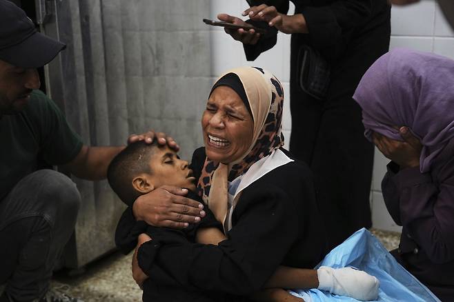 가자지구 한 병원에서 여성이 이스라엘군의 공습으로 사망한 아들을 안고 있다. [AP]