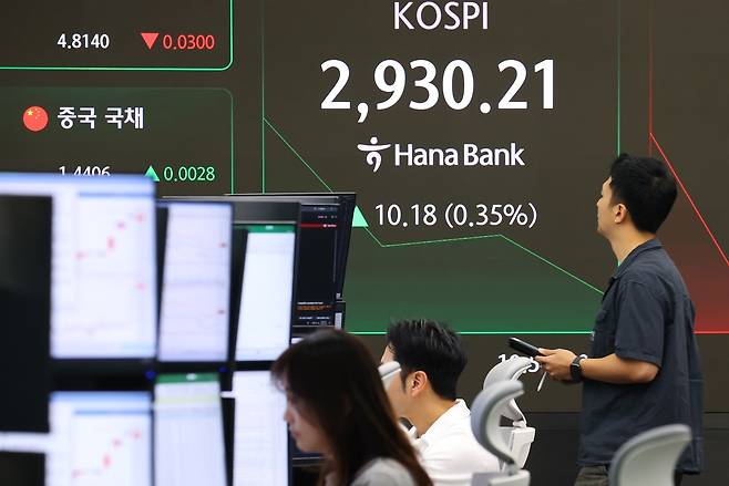 국내 증시가 고공행진을 하면서 전체 상장 주식 5개 종목 중 1개 꼴로 52주 신고가를 기록한 것으로 나타났다 [사진, 연합뉴스]