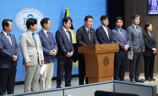 김병기 더불어민주당 신임 원내대표가 15일 서울 여의도 국회 소통관에서 원내대표단 인선을 발표하고 있다.  왼쪽부터 문금주 대변인, 김현정 대변인, 허영 정책수석, 문진석 운영수석, 김병기 원내대표, 박상혁 소통수석, 이기헌 비서실장, 김남근 민생부대표, 백승아 대변인. [연합]