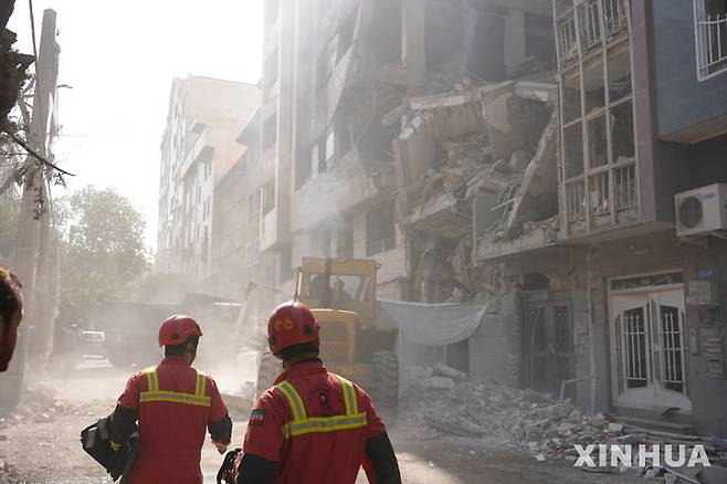 [테헤란=신화/뉴시스] 14일(현지 시간) 워싱턴포스트에 따르면 이스라엘과 이란 양국의 보도와 발표, 타격을 받은 시설과 아직 피해를 입지 않은 시설의 위성 영상 및 동영상을 분석한 결과, 전문가들은 치명적 피해가 발생한 것은 아니라고 평가했다. 사진은 13일(현지 시간) 이스라엘 공습으로 파괴된 이란 테헤란의 한 건물에서 구조작업이 이뤄지고 있다. 2025.06.15.