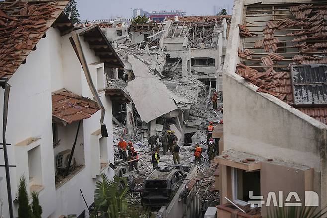 [이스라엘=AP/뉴시스] 14일 워싱턴포스트, AP 통신 등 외신에 따르면 13일 이른 새벽 시작된 이스라엘의 공습은 이란의 핵 시설, 방공망, 군사 목표물을 집중 타격했는데 14일 펼쳐진 공격은 한 단계 더 나아가 이란 경제에 필수적인 에너지 산업까지 겨냥했다. 사진은 이스라엘 리숀 레지온에서 이란이 발사한 미사일에 의해 파괴된 주택들을 이스라엘 보안군이 조사하고 있는 모습. 2025.06.15.