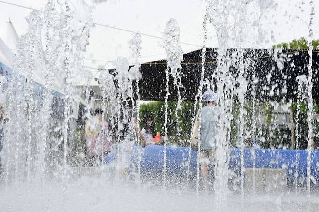 [수원=뉴시스] 무더위 속 물놀이하는 아이들 . (사진=수원시 제공) 2025.06.15. photo@newsis.com *재판매 및 DB 금지