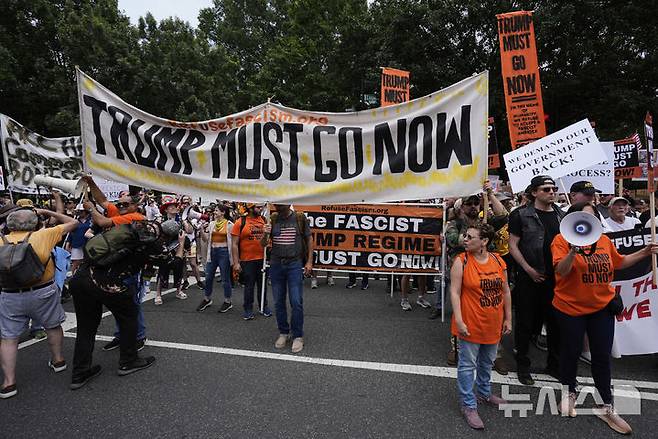 [워싱턴=AP/뉴시스]도널드 트럼프 미국 대통령의 79번째 생일인 14일(현지 시간) 미국 전역에서 트럼프 행정부를 규탄하는 '노 킹스(No Kings)' 시위가 열린 가운데, 워싱턴DC에서도 반트럼프 시위가 진행되고 있다. 2025.06.15.