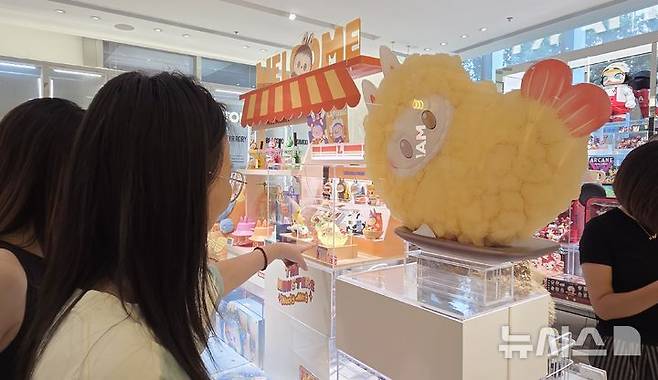 [베이징=뉴시스] 박정규 특파원 = 지난 12일 오후 중국 베이징 차오양구 포스코센터 1층에 있는 캐릭터숍인 팝마트(Pop Mart) 매장에서 방문객들이 '라부부(Labubu)' 등 캐릭터 제품들을 살펴보고 있다. 2025.06.15 pjk76@newsis.com