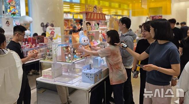 [베이징=뉴시스] 박정규 특파원 = 지난 13일 오후 중국 베이징 차오양구 포스코센터 1층에 있는 캐릭터숍인 팝마트(Pop Mart) 매장에서 방문객들이 '라부부(Labubu)' 등 캐릭터 제품들을 살펴보고 있다. 2025.06.15 pjk76@newsis.com