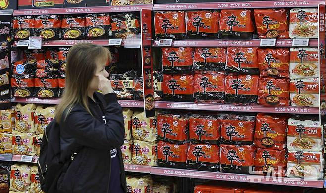 [서울=뉴시스] 김근수 기자 = 16일 서울 시내의 한 대형마트에 농심 제품 라면이 진열돼 있다.2025.03.16. ks@newsis.com