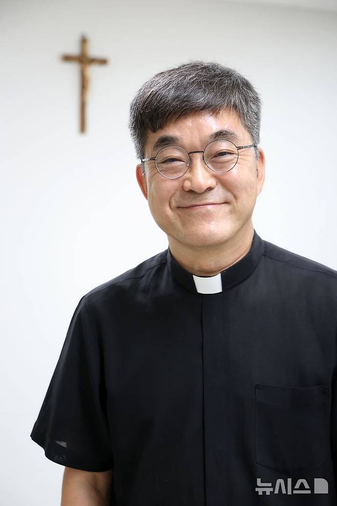 [서울=뉴시스] 박진희 기자 = 박민서 베네딕토 신부가 지난 12일 서울 중구 평화방송빌딩에서 인터뷰 하고 있다. 아시아 최초 농인(聾人, 청각장애로 인해 수어로 의사소통을 하는 사람) 사제인 박 신부는 최근 첫 저서 '에파타! 시노드에 응답하는 농인 교회'를 출간했다. 2025.06.14. pak7130@newsis.com