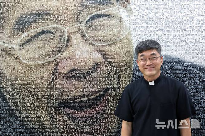 [서울=뉴시스] 박진희 기자 = 박민서 베네딕토 신부가 지난 12일 서울 중구 평화방송빌딩에서 인터뷰 하고 있다. 아시아 최초 농인(聾人, 청각장애로 인해 수어로 의사소통을 하는 사람) 사제인 박 신부는 최근 첫 저서 '에파타! 시노드에 응답하는 농인 교회'를 출간했다. 2025.06.14. pak7130@newsis.com