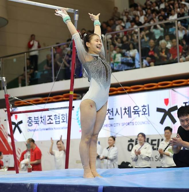 [서울=뉴시스] 기계체조 국가대표 이윤서가 14일 충북 제천의 제천체육관에서 열린 2025 기계체조 아시아선수권대회 여자 시니어 이단평행봉 결승 경기를 마친 뒤 착지하고 있다. (사진=대한체조협회 제공) 2025.06.14. *재판매 및 DB 금지