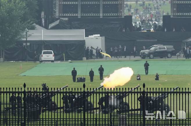 [워싱턴=AP/뉴시스] 14일(현지 시간) 워싱턴에서 열린 미 육군 창설 250주년 기념행사에서 군인들이 예포 21발을 발사하고 있다. 이날은 도널드 트럼프 대통령의 79번째 생일이기도 하다. 2025.06.15.