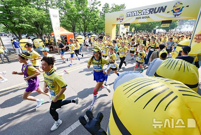 [서울=뉴시스] 황준선 기자 = 15일 오전 서울 마포구 평화의공원에서 열린 미니언즈 런 2025 서울에서 참가자들이 힘차게 달리고 있다. 2025.06.15. hwang@newsis.com