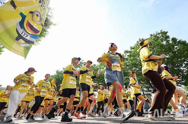 [서울=뉴시스] 황준선 기자 = 15일 오전 서울 마포구 평화의공원에서 열린 미니언즈 런 2025 서울에서 참가자들이 힘차게 달리고 있다. 2025.06.15. hwang@newsis.com