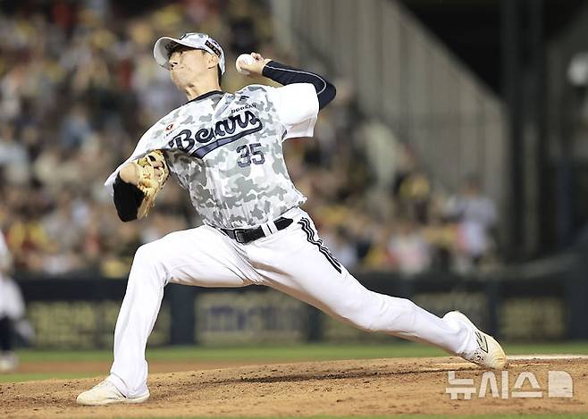 [서울=뉴시스] 정병혁 기자 = 지난 5일 서울 송파구 잠실야구장에서 열린 2025 KBO리그 KIA 타이거즈와 두산 베어스의 경기, 두산 고효준이 역투하고 있다. 2025.06.05. jhope@newsis.com