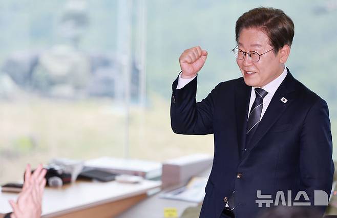 [연천=뉴시스] 고범준 기자 = 이재명 대통령이 13일 경기도 연천군 25사단 비룡전망대를 방문해 격려사를 하고 있다. 2025.06.13. bjko@newsis.com