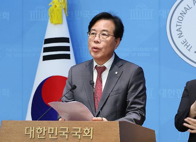 국민의힘 송언석 의원이 12일 서울 여의도 국회 소통관에서 원내대표 출마 선언을 하고 있다. 연합뉴스