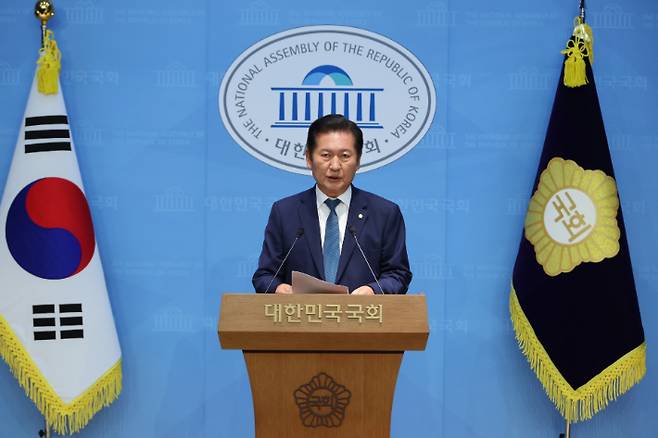 더불어민주당 정청래 의원이 15일 서울 여의도 국회 소통관에서 당대표 출마 기자회견을 하고 있다. 연합뉴스