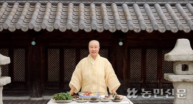 도림 스님은 1987년 출가한 이래 줄곧 사찰음식을 만들어왔다. 스님은 좋은 음식이 몸과 마음을 치유한다고 믿는다.