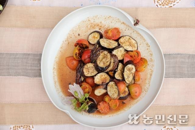 상큼한 된장매실청으로 버무린 가지토마토샐러드.