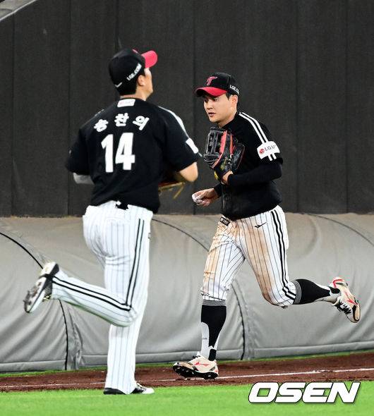 [OSEN=대전, 지형준 기자] 프로야구 한화 이글스와 LG 트윈스가 연장 11회 접전을 펼쳤으나 승부를 가리지 못했다.&nbsp;한화와 LG는&nbsp;14일 대전 한화생명볼파크에서 열린 2025 KBO리그 정규 시즌 맞대결 9차전에서 연장 11회 2-2 무승부를 기록했다.&nbsp;LG는 1위를 지켰고, 한화는 LG와 0.5경기 차이를 유지했다. &nbsp;연장 11회말 2사 2루에서 LG 송찬의가 최원영과 교체되며 좌익수 자리로 들어가고 있다. 2025.06.14 /jpnews@osen.co.kr