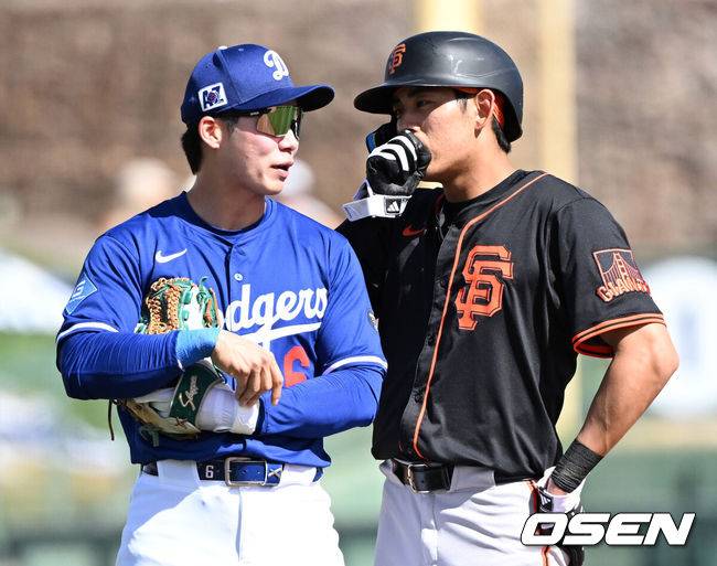 [OSEN=글렌데일(미국), 이대선 기자] '코리안 데이'였다.&nbsp;이정후(샌프란시스코 자이언츠)와 김혜성(LA 다저스)이 맞대결에서 나란히 맹활약했다. &nbsp;LA 다저스와 샌프란시스코 자이언츠는 2일(이하 한국시간) 미국 애리조나주 글렌데일의 캐멀백 랜치에서 2025 메이저리그 시범경기를 치렀다.&nbsp;이날 김혜성은 8번 유격수로,&nbsp;이정후는 3번 중견수로 각각 선발 출장했다. 이정후가 총알 2루타로 선제 타점을 올리자, 7푼 타율로 마음고생을 하던 김혜성은 시범경기 첫 홈런포를 터뜨렸다.3회초 2사 만루에서 LA 다저스 김혜성과 2루에 안착한 샌프란시스코 자이언츠 이정후가 이야기를 나누고 있다. 2025.03.02 / sunday@osen.co.kr