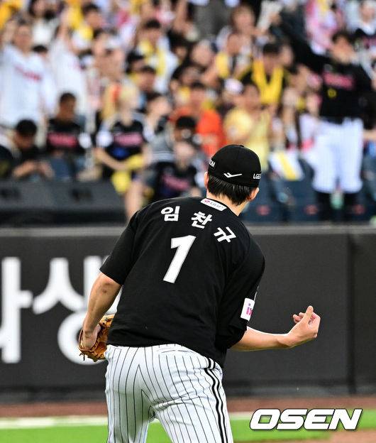 [OSEN=대전, 지형준 기자] 14일 대전 한화생명볼파크에서 2025 신한 SOL Bank KBO리그 한화 이글스와 LG 트윈스의 경기가 열렸다.LG가 40승 26패 1무(승률 .606)로 1위, 한화는 40승 27패(승률 .597)로 2위다. 0.5경기 차이다. 경기 결과에 따라 1위가 바뀔 수도 있다.&nbsp;이날 한화는 폰세, LG는 임찬규를 선발로 내세웠다.6회말 수비를 마친 LG 임찬규가 세리머니를 하고 있다. 2025.06.14 /jpnews@osen.co.kr