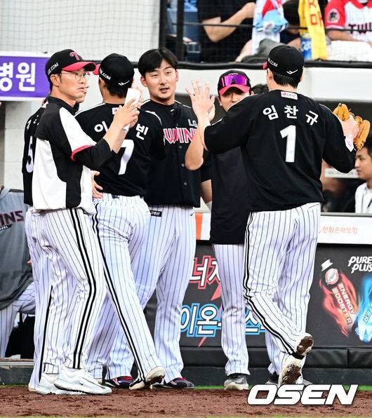 [OSEN=대전, 지형준 기자] 14일 대전 한화생명볼파크에서 2025 신한 SOL Bank KBO리그 한화 이글스와 LG 트윈스의 경기가 열렸다.LG가 40승 26패 1무(승률 .606)로 1위, 한화는 40승 27패(승률 .597)로 2위다. 0.5경기 차이다. 경기 결과에 따라 1위가 바뀔 수도 있다.&nbsp;이날 한화는 폰세, LG는 임찬규를 선발로 내세웠다.6회말 수비를 마친 LG 임찬규가 동료선수들과 하이파이브를 하고 있다. 2025.06.14 /jpnews@osen.co.kr