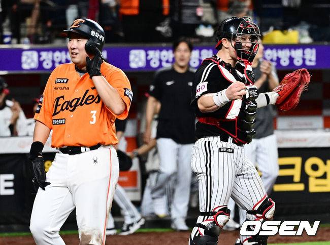 [OSEN=대전, 지형준 기자] 프로야구 한화 이글스와 LG 트윈스가 연장 11회 접전을 펼쳤으나 승부를 가리지 못했다.&nbsp;한화와 LG는&nbsp;14일 대전 한화생명볼파크에서 열린 2025 KBO리그 정규 시즌 맞대결 9차전에서 연장 11회 2-2 무승부를 기록했다.&nbsp;LG는 1위를 지켰고, 한화는 LG와 0.5경기 차이를 유지했다. &nbsp;연장 11회말 2사 2루에서 한화 안치홍이 이재원의 좌전 안타에 홈에서 LG 박동원에 태그아웃 당하고 있다. 2025.06.14 /jpnews@osen.co.kr