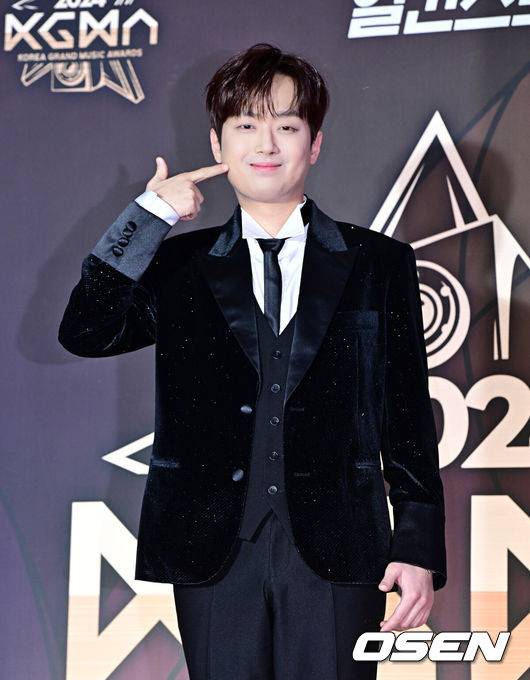 [OSEN=지형준 기자] 17일 오후 인천 중구 운서동 인스파이어 아레나에서 '제1회 코리아 그랜드 뮤직 어워즈(2024 KGMA)'가 열렸다.'2024 KGMA'는 새로운 K팝 축제를 표방하는 시상식으로 배우 남지현과 뉴진스 하니, 에스파 윈터가 MC로 호흡을 맞춘다.가수 이친원이 포즈를 취하고 있다. 2024.11.17 / jpnews@osen.co.kr