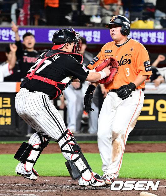 [OSEN=대전, 지형준 기자] 프로야구 한화 이글스와 LG 트윈스가 연장 11회 접전을 펼쳤으나 승부를 가리지 못했다.&nbsp;한화와 LG는&nbsp;14일 대전 한화생명볼파크에서 열린 2025 KBO리그 정규 시즌 맞대결 9차전에서 연장 11회 2-2 무승부를 기록했다.&nbsp;LG는 1위를 지켰고, 한화는 LG와 0.5경기 차이를 유지했다. &nbsp;연장 11회말 2사 2루에서 한화 안치홍이 이재원의 좌전 안타에 홈에서 LG 박동원에 태그아웃 당하고 있다. 2025.06.14 /jpnews@osen.co.kr