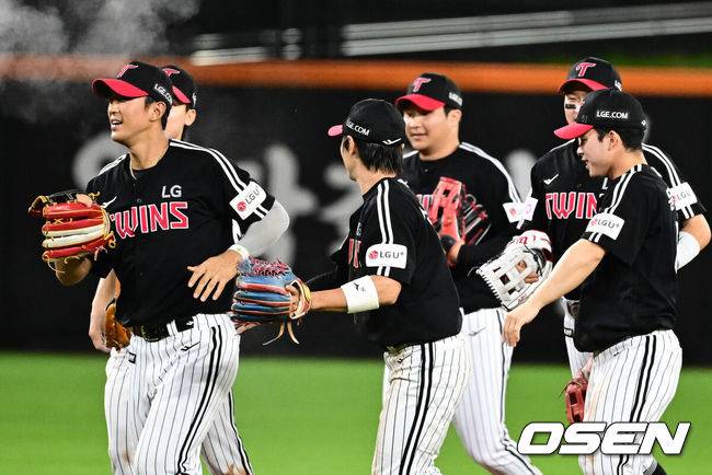 [OSEN=대전, 지형준 기자] 프로야구 한화 이글스와 LG 트윈스가 연장 11회 접전을 펼쳤으나 승부를 가리지 못했다.&nbsp;한화와 LG는&nbsp;14일 대전 한화생명볼파크에서 열린 2025 KBO리그 정규 시즌 맞대결 9차전에서 연장 11회 2-2 무승부를 기록했다.&nbsp;LG는 1위를 지켰고, 한화는 LG와 0.5경기 차이를 유지했다. &nbsp;경기를 마치고 홈 보살을 성공한 LG 송찬의가 동료선수들과 기뻐하고 있다. 2025.06.14 /jpnews@osen.co.kr