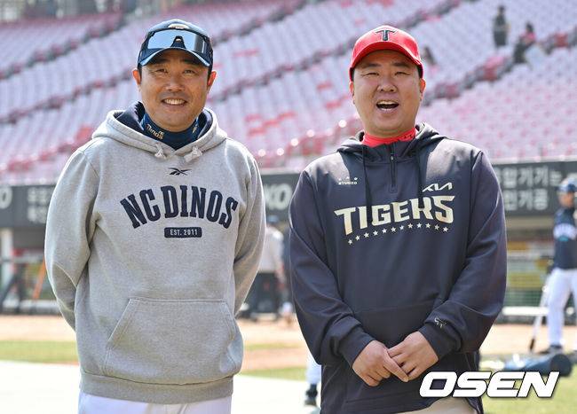 [OSEN=조은정 기자]22일 광주KIA챔피언스필드에서 2025 신한 SOL Bank KBO리그 KIA 타이거즈와 NC 다이노스의 개막전이 열린다.홈팀이자 디펜딩 챔피언 KIA는 에이스 제임스 네일을 출격, 원정팀 NC는 새 외국인 투수 로건 앨런을 선발로 내세웠다.NC 이호준 감독, KIA 이범호 감독이 해설위원들과 함께 대화를 나누고 있다. 2025.03.22 /cej@osen.co.kr