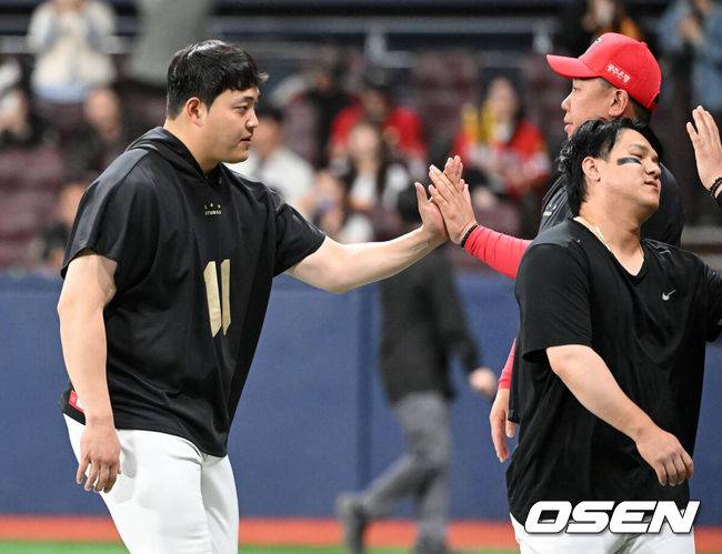 [OSEN=고척, 이대선 기자] 프로야구 KIA 타이거즈가 짜릿한 재역전승을 거뒀다.&nbsp;KIA는 6일 서울 고척스카이돔에서 열린 ‘2025 신한은행 SOL Bank KBO리그’ 키움 히어로즈와의 경기에서 5-3으로 승리하고 2연승을 질주했다. 이날 승리로 어린이날 3연전 위닝시리즈를 확보했다.경기 종료 후 KIA 조상우가 이범호 감독과 승리의 기쁨을 나누고 있다. 2025.05.06 /sunday@osen.co.kr