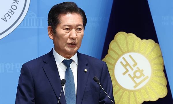 정청래 더불어민주당 의원이 15일 서울 여의도 국회 소통관에서 당대표 출마 선언 기자회견을 하고 있다. 뉴스1