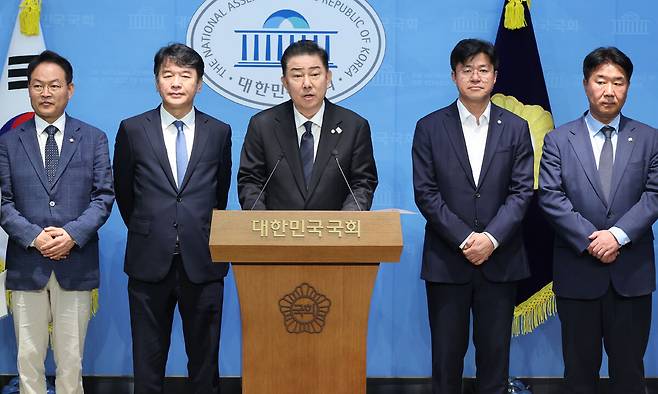 더불어민주당 김병기 원내대표가 15일 서울 여의도 국회 소통관에서 원내대표단 인선을 발표하고 있다. 왼쪽부터 허영 원내정책수석부대표, 문진석 원내운영수석부대표, 김 원내대표, 박상혁 원내소통수석부대표, 이기헌 원내대표 비서실장. 허정호 선임기자