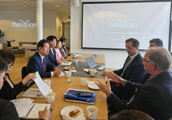 울산시 유럽 투자유치사절단이 지난 13일(현지시간) 스웨덴 스톡홀름에 있는 헥시콘(Hexicon)사를 방문해 마커스 토르 최고경영자를 비롯한 헥시콘 관계자들과 해상풍력사업 추진을 위한 협력 방안을 논의하고 있다. 연합뉴스
