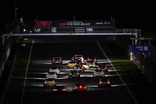 강원도의 어둠 속으로 파고드는 토요타 가주 레이싱 6000 클래스. 사진: 김학수 기자