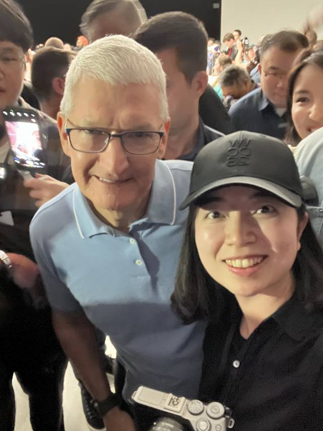 2023년 WWDC가 열린 애플 파크 스티브잡스 씨어터에서 팀 쿡(왼쪽) 애플 최고경영자와 기자가 셀피를 찍고 있다. /실리콘밸리=정혜진기자