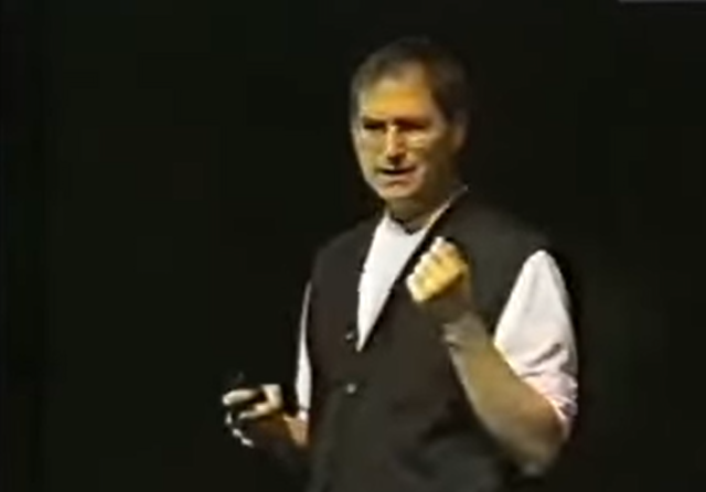 1997년 미국 보스턴 맥월드 엑스포에서 고(故) 스티브 잡스가 애플은 그동안 비전을 잃어버렸다며 다시 심장을 뛰게 해야 한다고 선언하고 있다. /사진 제공=애플