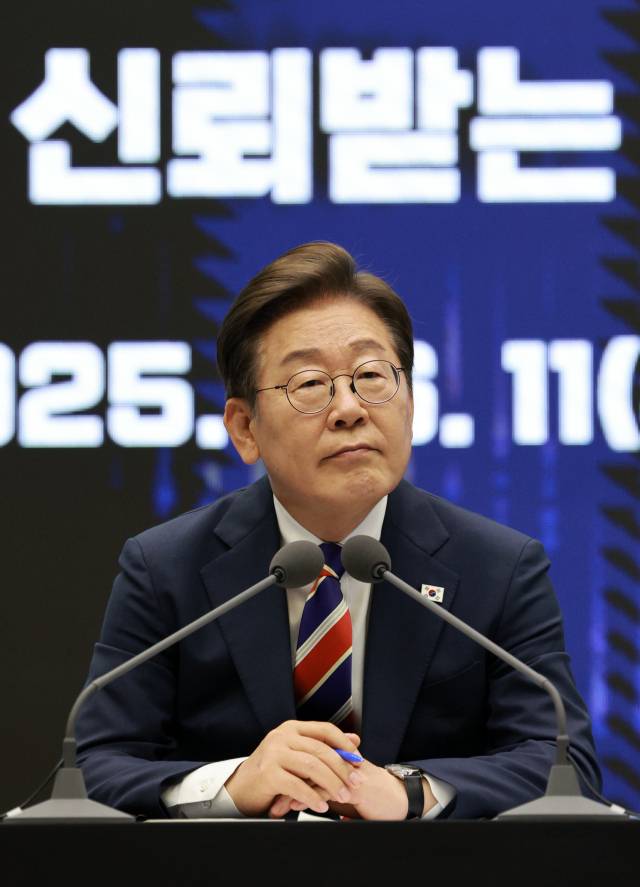 이재명 대통령이 11일 서울 영등포구 한국거래소에서 열린 주식시장 불공정거래 근절을 위한 현장 간담회에서 참석자 질문을 듣고 있다. 대통령실통신사진기자단