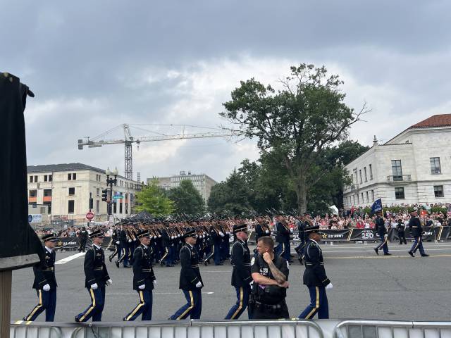 14일(현지 시간) 미 워싱턴DC에서 열린 미 육군 창설 250주년 기념 열병식에서 옛 군복을 입은 미 육군 병사들이 행진하고 있다. 이태규 특파원