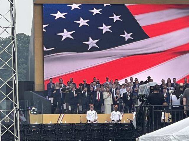 도널드 트럼프(가운데) 미 대통령과 내각 인사 등이 14일(현지 시간) 워싱턴DC에서 열린 육군 창설 250주년 열병식에서 경례를 하고 있다. 이태규 특파원